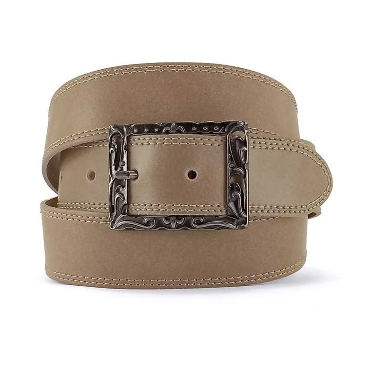cinturon de piel beige enrollado vista frontal con hebilla cuadrada labrada efecto plata envejecida