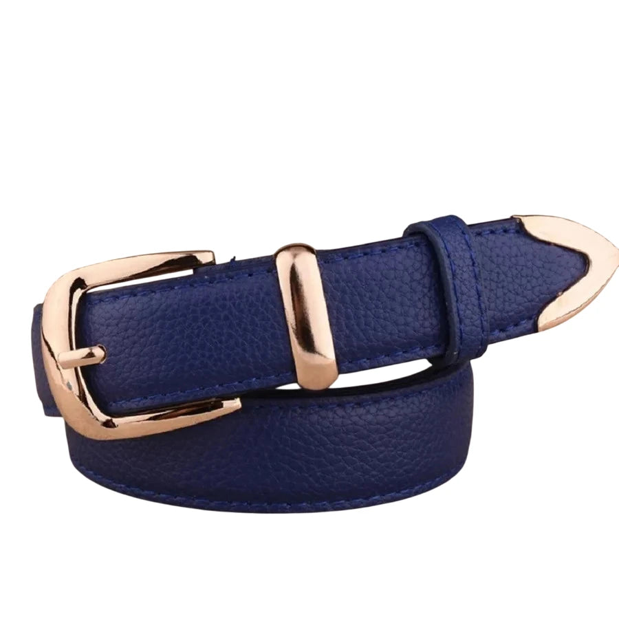 cinturón azul estrecho enrollado con hebilla dorada decorativa vista frontal