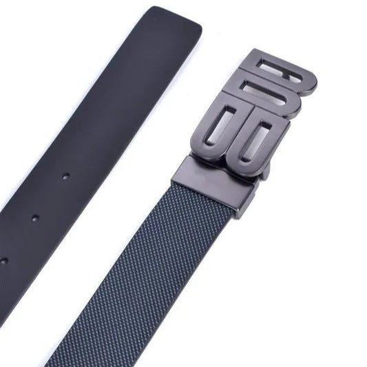 detalle superior de hebilla monograma en grafito y tira azul con microtextura