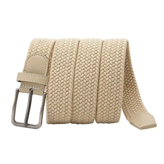 Vista lateral de cinturón beige trenzado con refuerzo en punta y pasador