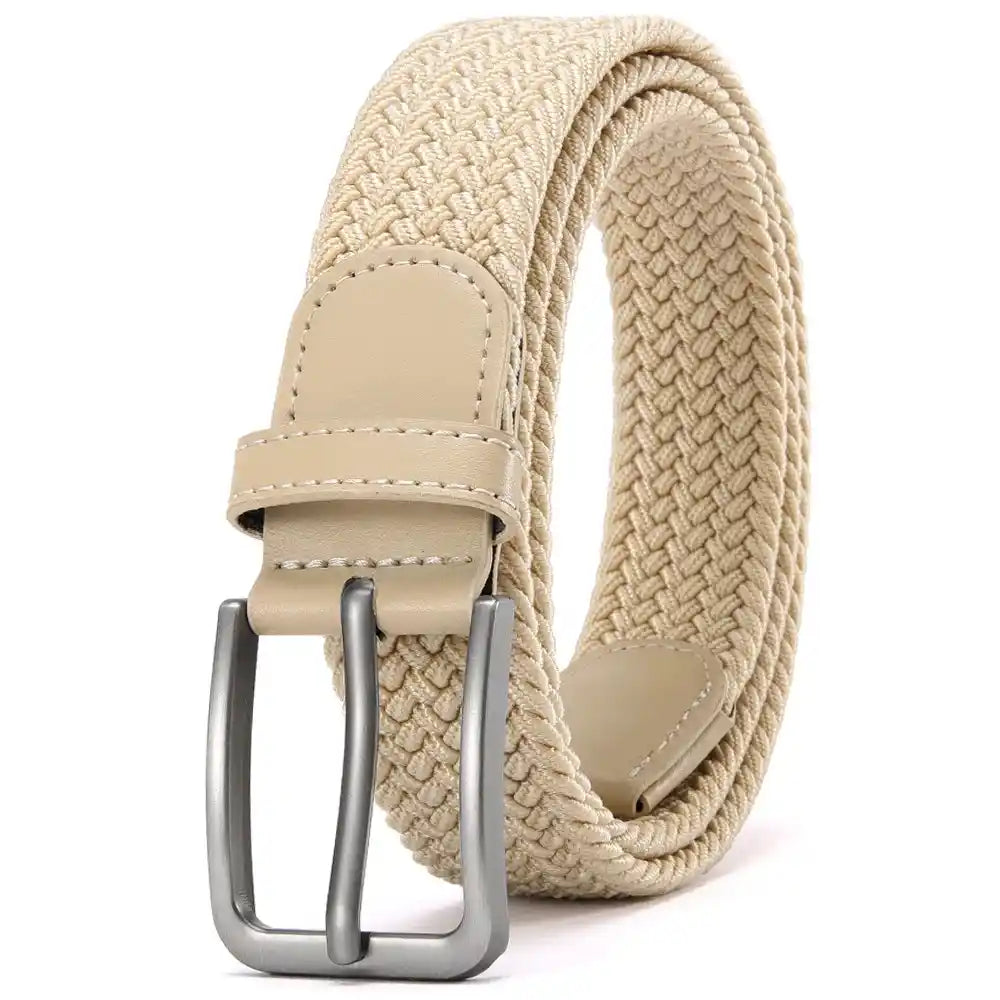 Cinturón beige de lona trenzada enrollado con detalle de hebilla metálica
