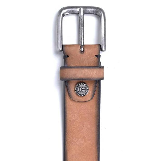 detalle de hebilla niquel viejo y pasador de cuero en cinturon camel 40 mm