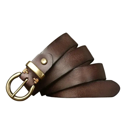 cinturón de cuero marrón desenrollado con hebilla dorada curvada