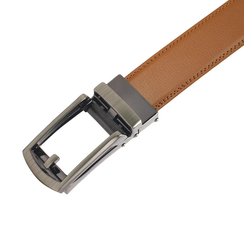 Vista diagonal del cinturón marrón claro con hebilla automática metálica