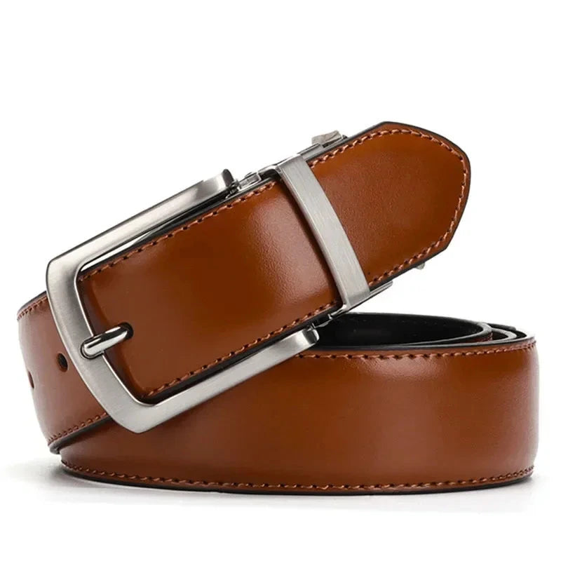 Cinturon reversible enrollado en marron claro y negro con hebilla clasica vista lateral