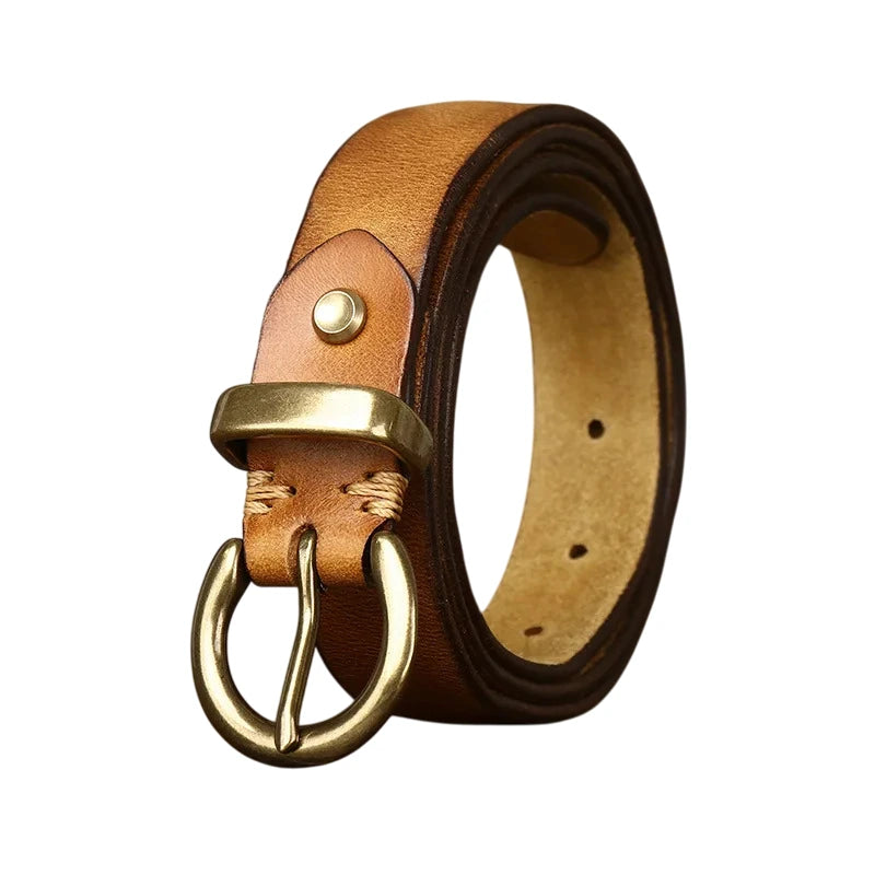 cinturón de cuero claro enrollado con hebilla dorada estilo retro