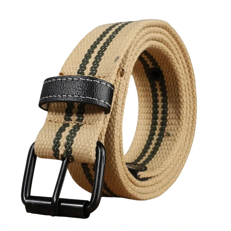 Cinturón de lona beige enrollado con doble raya gris y hebilla metálica negra