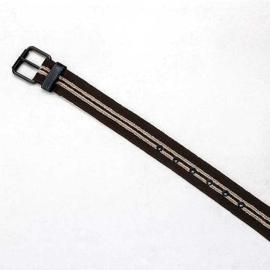 cinturón de lona marrón con dos líneas claras y ojales metálicos vistos en plano