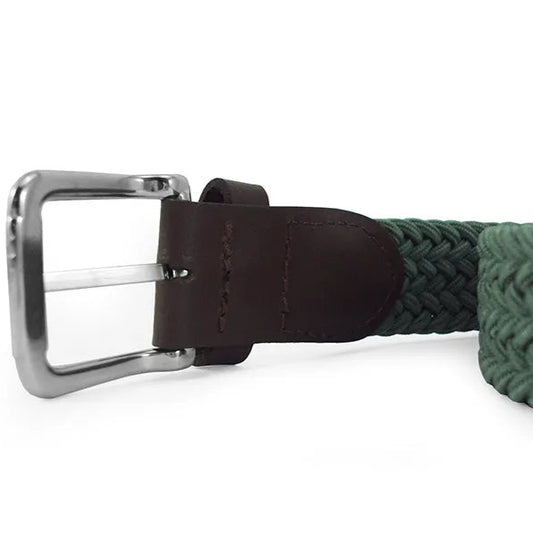 detalle lateral del cinturon elastico trenzado de 25 mm verde con remates de piel y hebilla niquelada