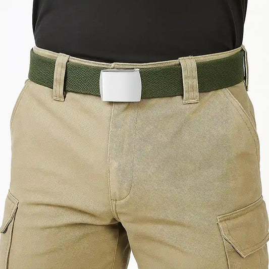 Cinturón verde de lona con hebilla automática visto con pantalón tipo cargo
