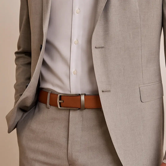 Cinturón marrón claro de cuero genuino combinado con traje formal beige