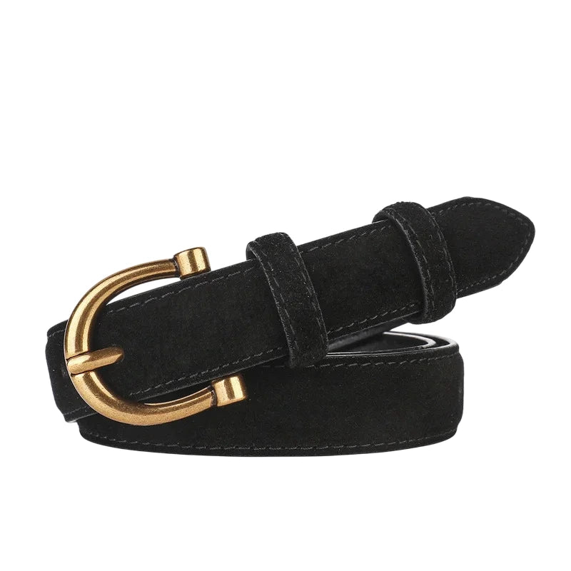 cinturón negro de ante fino enrollado con hebilla dorada vista diagonal