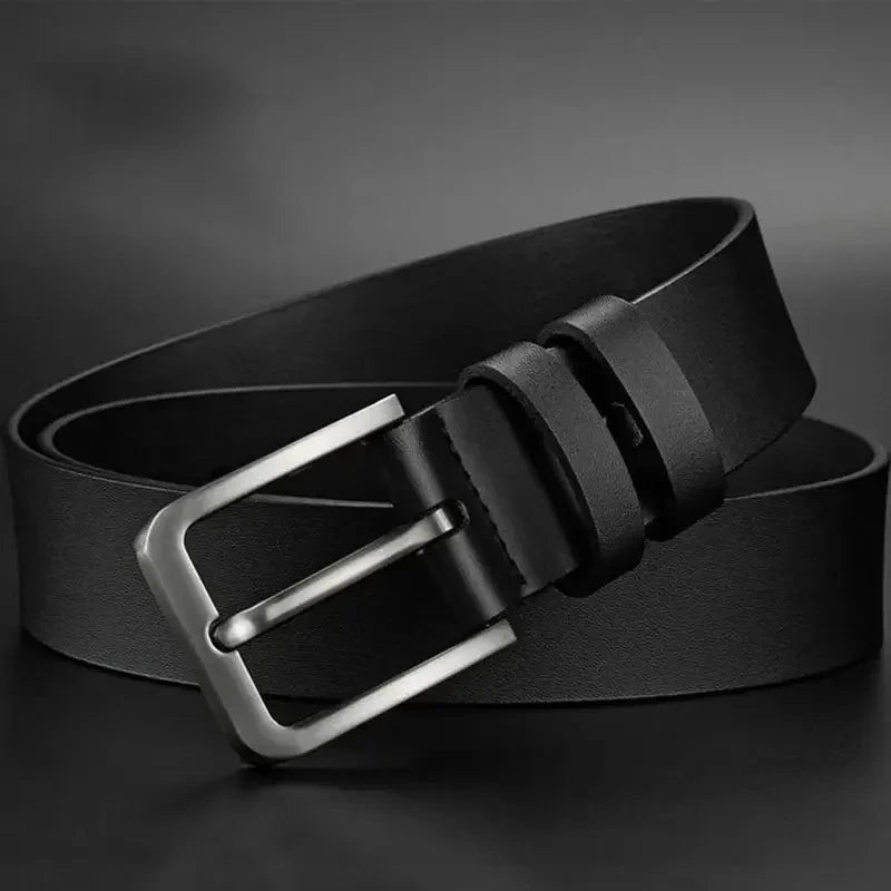 cinturón negro de cuero sintético extendido con hebilla cuadrada sobre fondo neutro