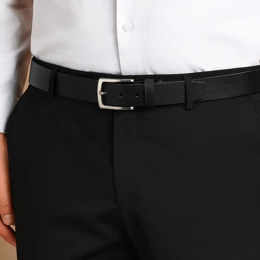 hombre con camisa blanca vistiendo cinturón negro de cuero sintético puesto en la cintura