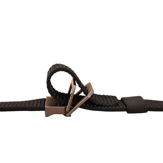 vista lateral del cinturón negro enrollado con hebilla metálica tipo militar