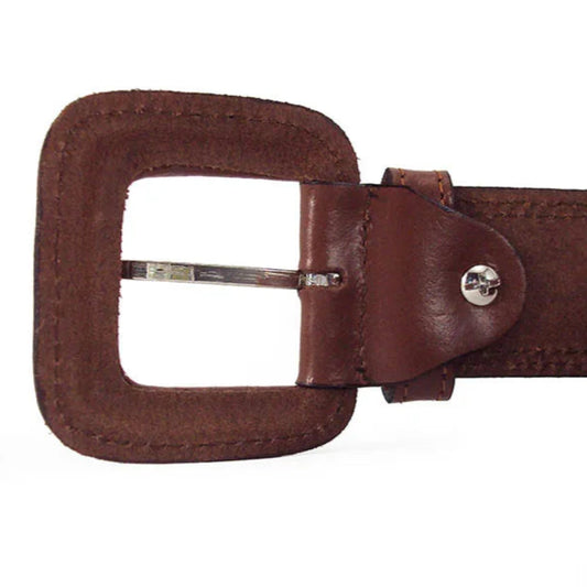 cinturon de piel ancho color cuero vista lateral con hebilla forrada y costuras dobles