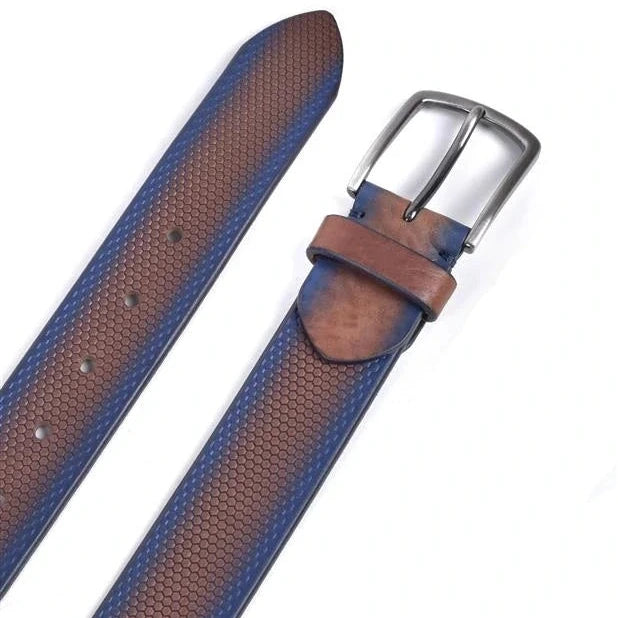 vista frontal del cinturon de piel azul y cuero marron con hebilla rectangular satinada
