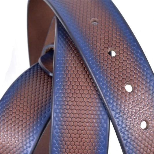 detalle cercano del cinturon de piel azul y cuero marron con textura hexagonal