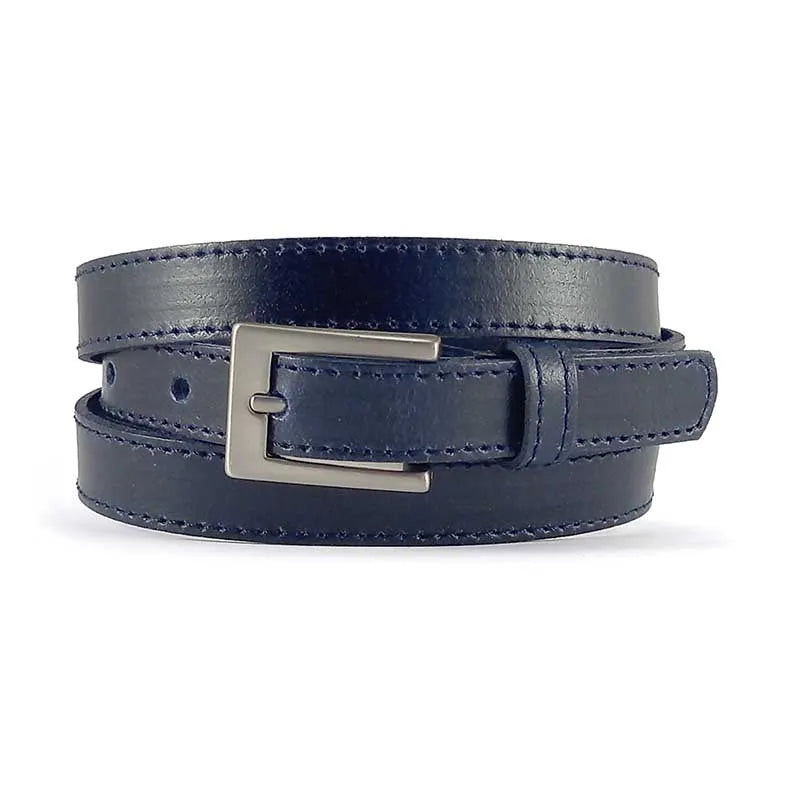 cinturon de piel azul estrecho enrollado con hebilla rectangular niquelada vista frontal