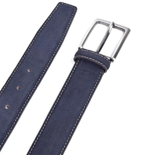 detalle superior de cinturon de piel azul marino texturizado con hebilla rectangular