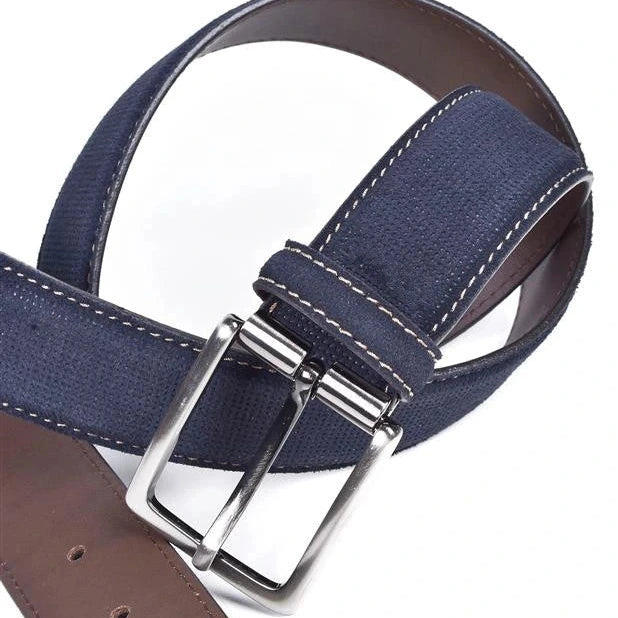 cinturon de piel azul marino texturizado con hebilla rectangular vista en espiral