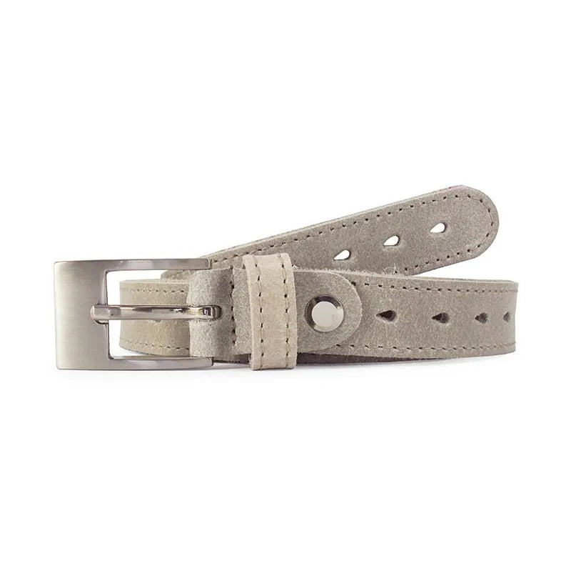 cinturón beige de piel con detalles picados y hebilla metálica plateada vista frontal