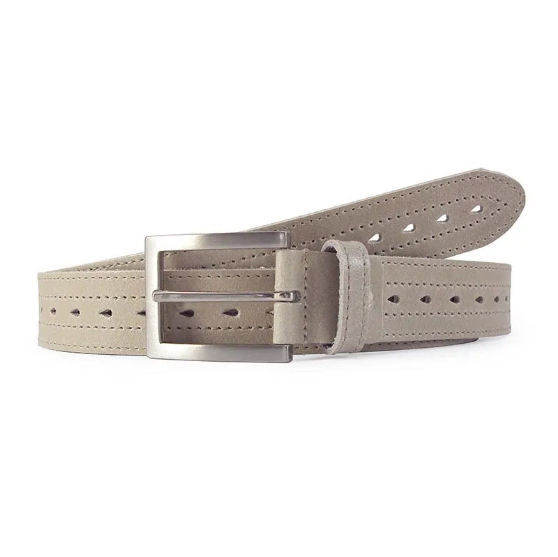 cinturón beige de piel con diseño picado decorativo y hebilla metálica plateada vista frontal