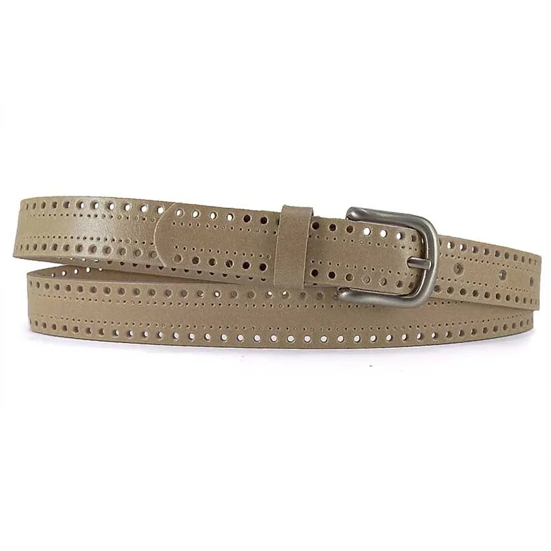 cinturon de piel beige troquelado visto en posicion extendida con hebilla curva