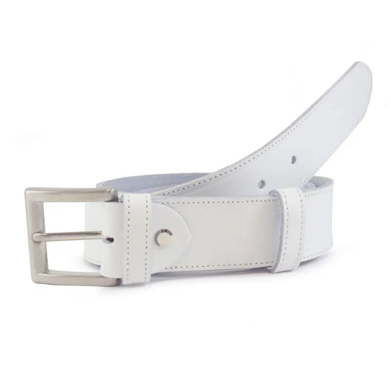 cinturon blanco de piel con costuras finas y hebilla rectangular metalica vista frontal