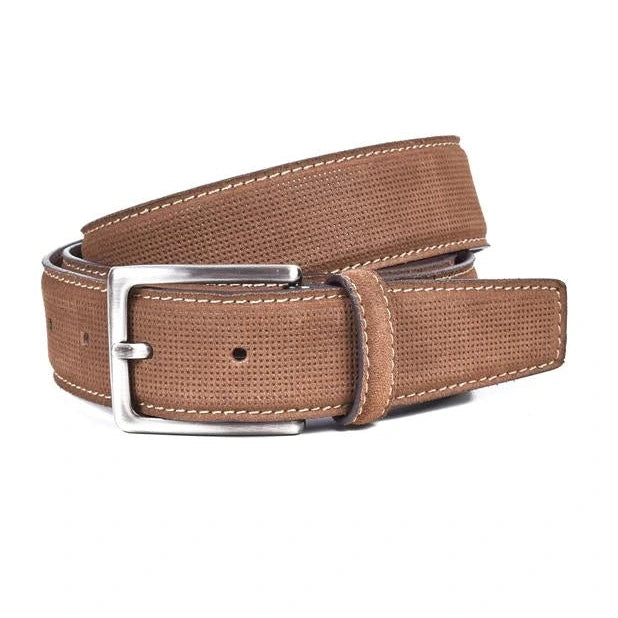 cinturon de piel camel texturizado enrollado con hebilla rectangular metalica y costuras a contraste