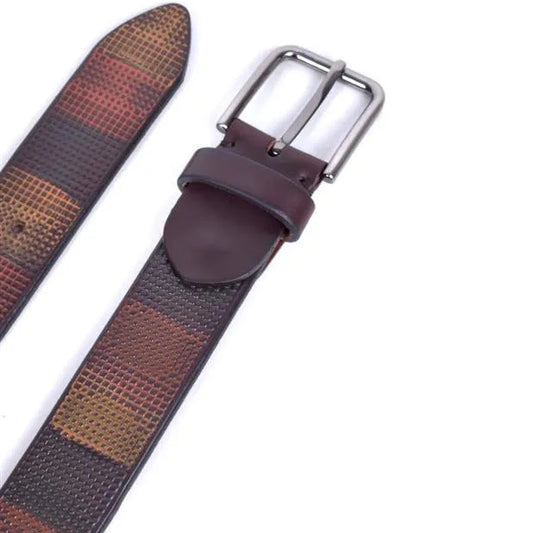 detalle de hebilla niquel y patron cuadriculado en piel vacuno con tonos ocres y rojos