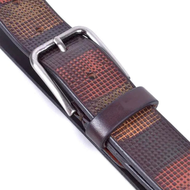 detalle de puntera y hebilla rectangular en niquel con pasador de piel en cinturon gofrado