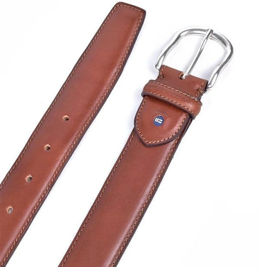 detalle de la hebilla plata y el pasador sobre piel color cuero