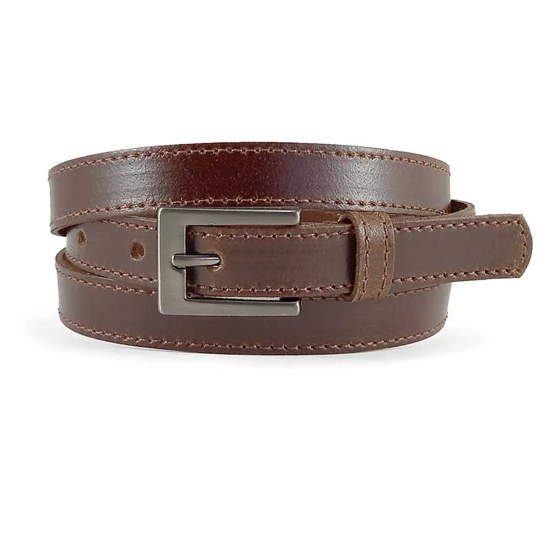 cinturon de piel cuero estrecho enrollado con hebilla rectangular niquelada vista frontal