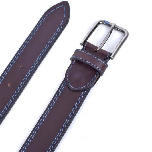 detalle de hebilla rectangular en niquel y pasador de piel con pespuntes