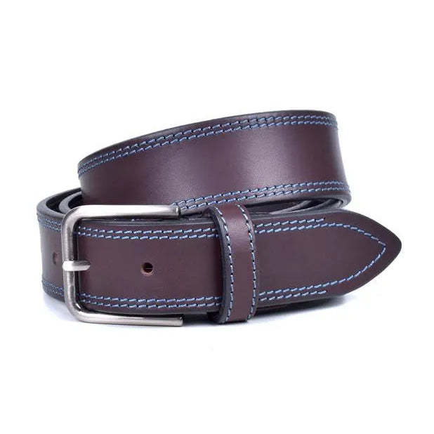 cinturon marron enrollado detalle de hebilla rectangular y pespuntes azules