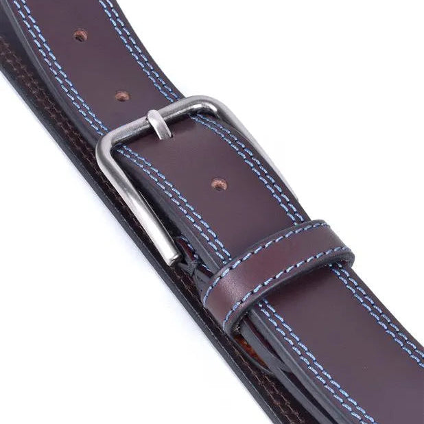 cinturon marron vista frontal extendido con pespuntes azules y forro negro