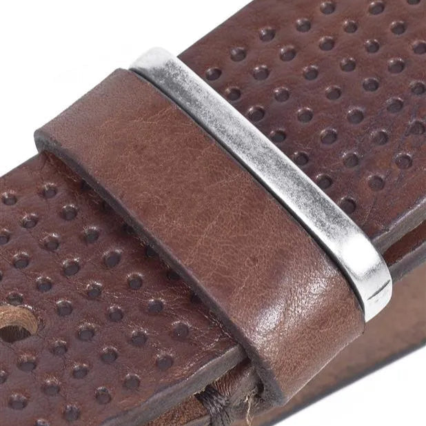 detalle del pasador metalico sobre pasador de cuero en el cinturon marron