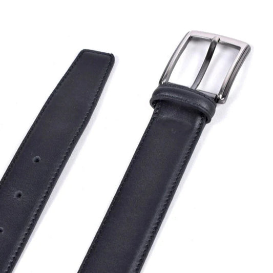 Cinturón de piel lisa negro con detalle de hebilla metálica de níquel negro