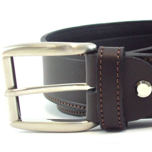 detalle de la hebilla niquel y pasador en cinturon de piel marron con costura