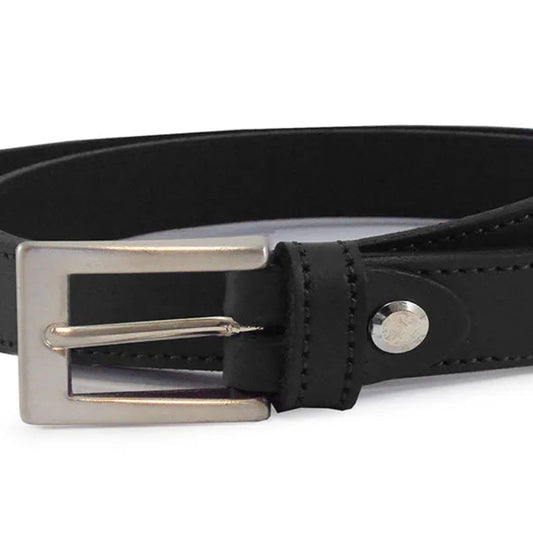 detalle de hebilla rectangular niquel en cinturon de piel liso negro con costura