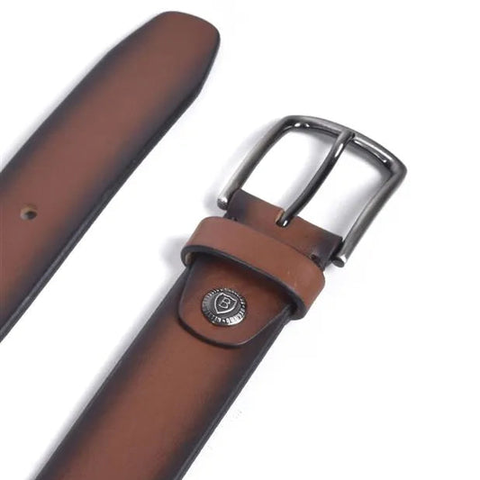 vista superior de la zona de hebilla con botón metálico identificado y pasador de cuero