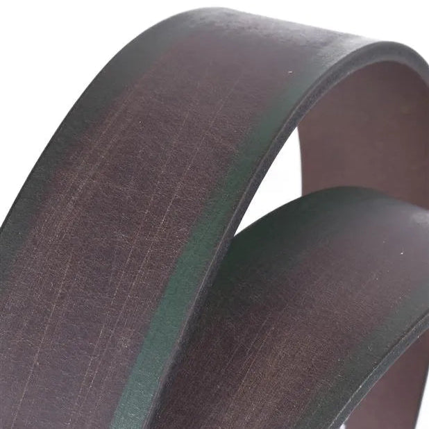 detalle cercano de la tira de piel marron del cinturon de 40 mm