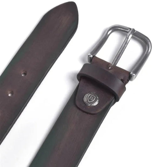 detalle de la hebilla en niquel viejo con pasador del cinturon marron