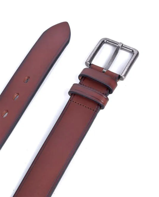 acercamiento a la zona de la hebilla con doble pasador en cinturon marron