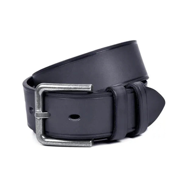 detalle de hebilla en niquel viejo y doble pasador en cinturon marron de 40 mm