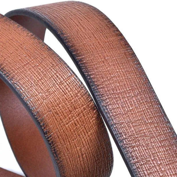 detalle de la hebilla niquel y la punta del cinturon marron con textura cruzada