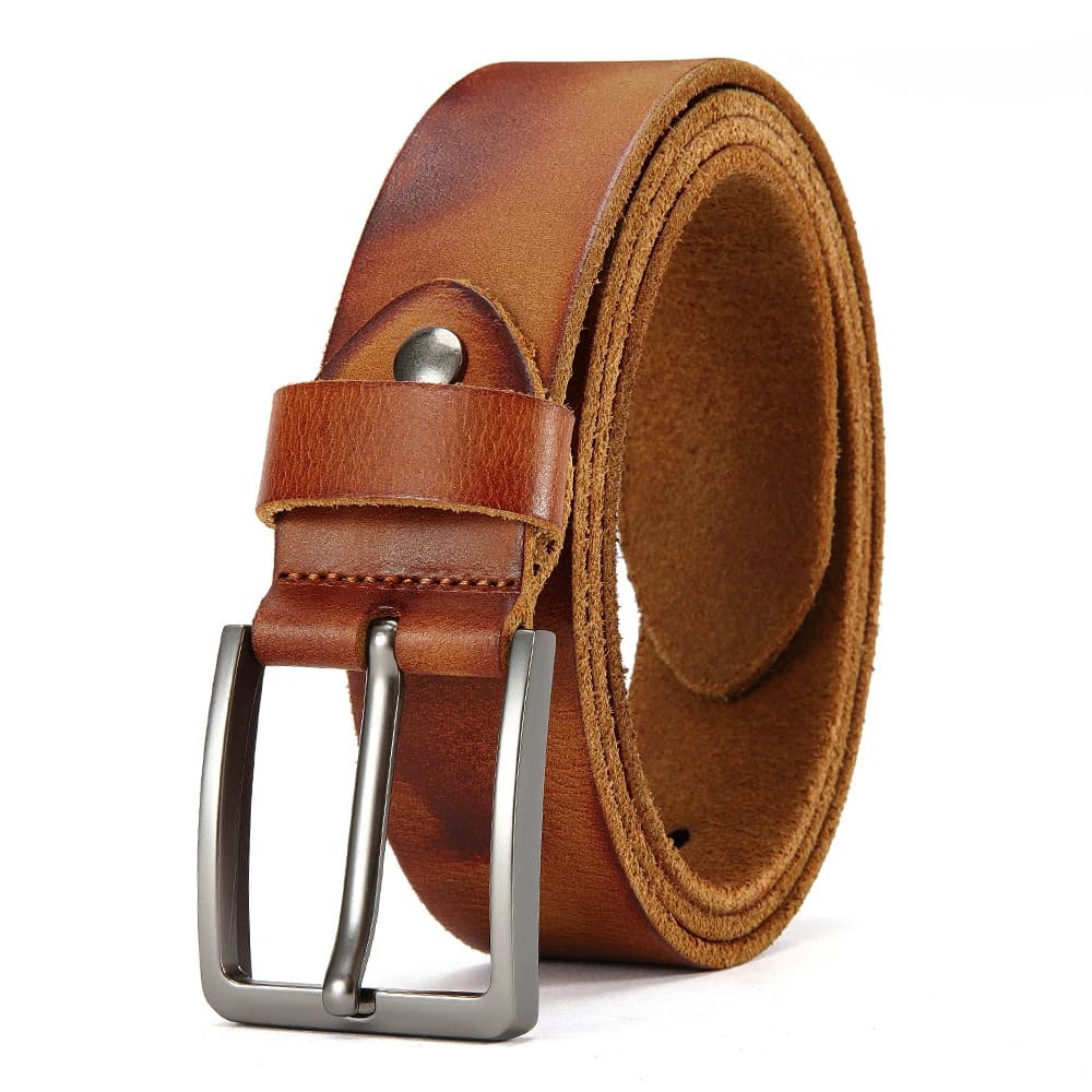 Cinturón de piel marrón claro para hombre con hebilla metálica clásica