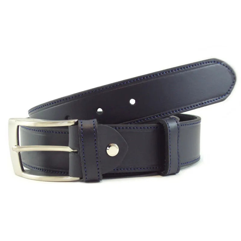 cinturon marron de piel con costuras claras en contraste y hebilla rectangular metalica vista frontal