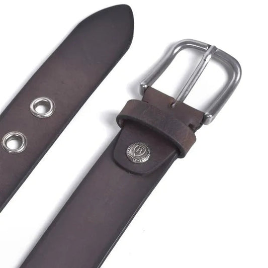 detalle de la hebilla de espiga con presilla y punta del cinturón